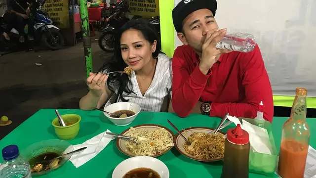 [Fimela] makan di pinggir jalan -Rffi Ahmad dan Nagita Slavina
