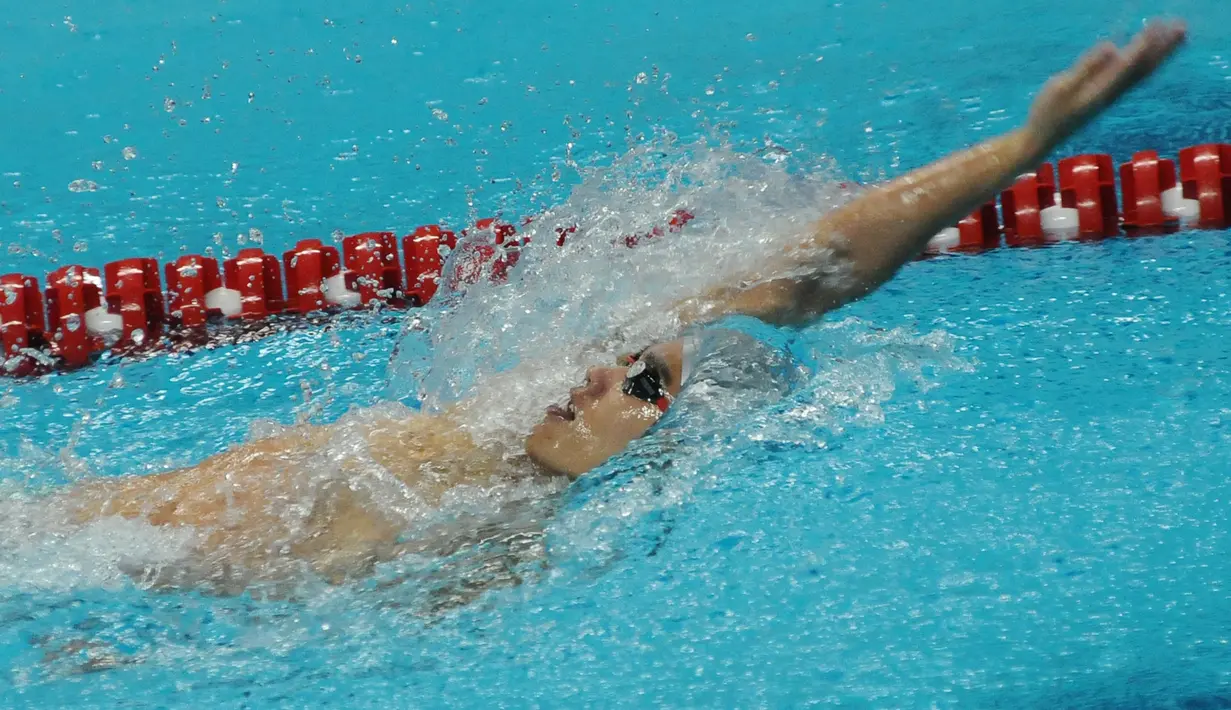 Perenang ESC Bandung, Ricky Anggawijaya saat lomba 200 meter gaya punggung putra Kejuaraan Aquatik Indonesia Open 2017 di Stadion Aquatik GBK, Jakarta, Jumat (15/12). Ricky mencatat waktu 02.04,75 detik. (Liputan6.com/Helmi Fithriansyah)