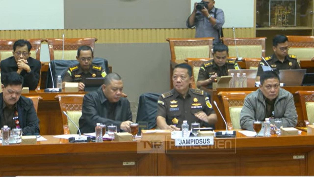 DPR Cecar Jampidsus Kejagung Soal Dijaga Prajurit TNI: Ada Ancaman? Jangan Kayak Show Force