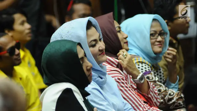 Deisti Astriani Tagor Terus Dampingi Setya Novanto di Sidang Lanjutan