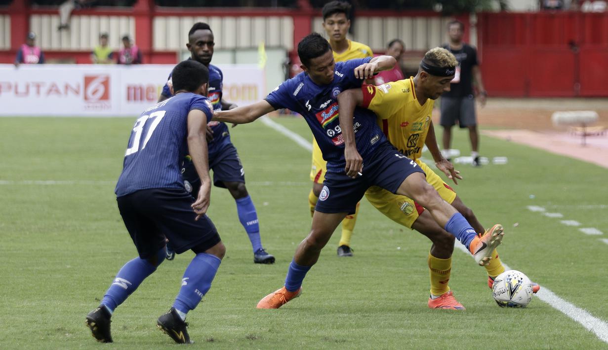Gelandang Bhayangkara FC, Bruno Matos, berebut bola dengan pemain Arema FC pada laga Shopee Liga 1 di Stadion PTIK, Jakarta, Rabu (27/11). Bhayangkara menang 1-0 atas Arema. (Bola.com/Yoppy Renato)