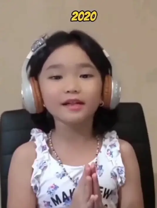 Nampak terbiasa, saat berada di depan kamera, Bilqis pun tak terlihat canggung. [Foto: Instagram Stories/ayutingting92]