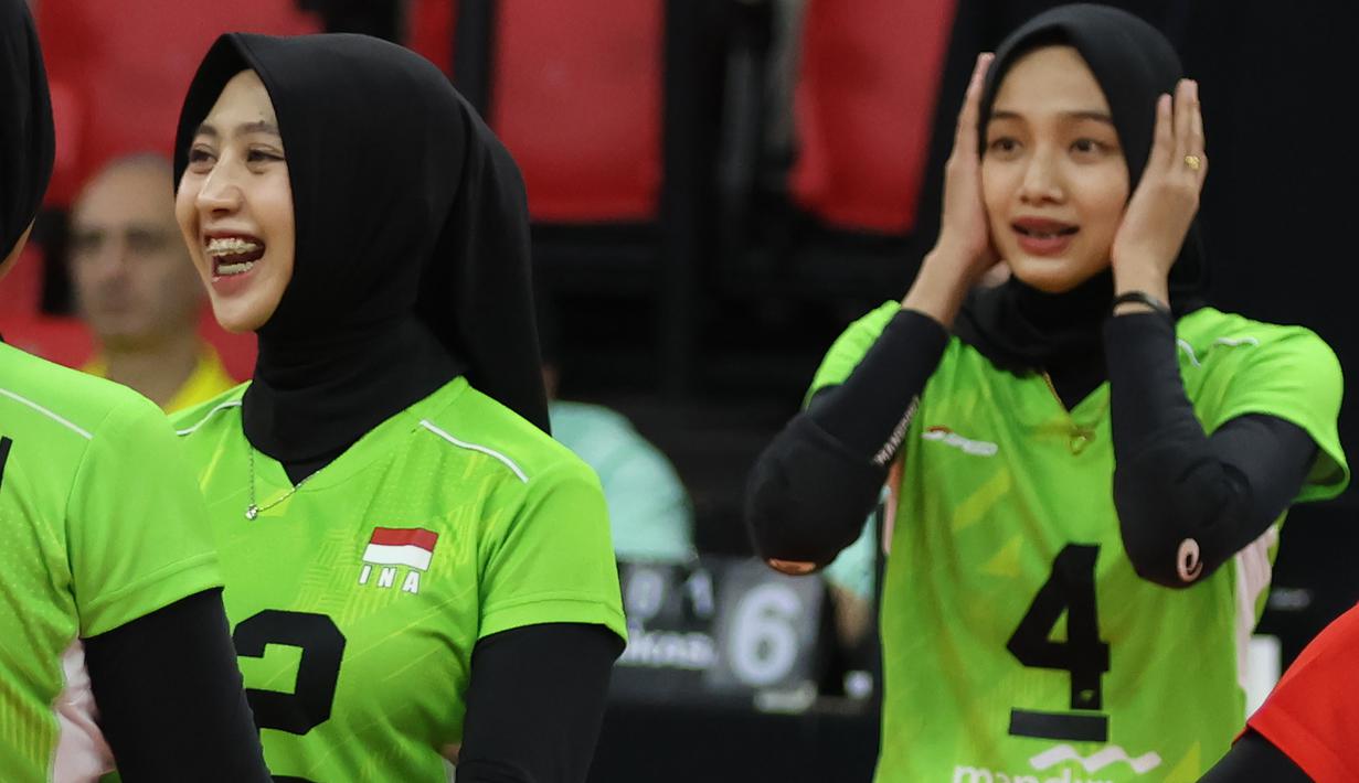 <p>Selebrasi pemain Timnas voli putri Indonesia, Alridhania Risqamara (kiri) bersama Bela Sabrina setelah mencetak angka saat menghadapi Singapura pada laga Grup B AVC Challenge Cup 2024 di Rizal Memorial Coliseum, Manila, Filipina, Jumat (24/5/2024). Indonesia menang 3-0 (25-14, 25-13, 25-14). (Asian Volleyball Confederation)</p>