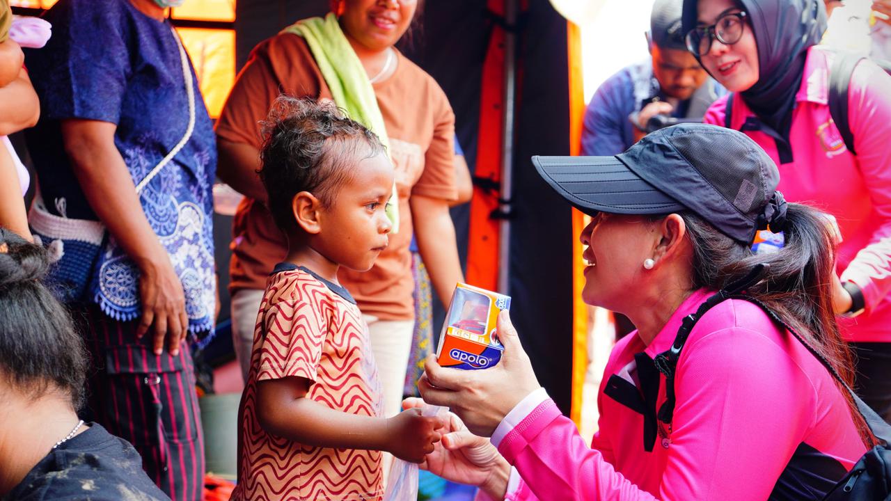Potret Istri Jenderal Berbaju Pink Hibur Anak Pengungsi Erupsi Gunung Lewotobi Laki-Laki
