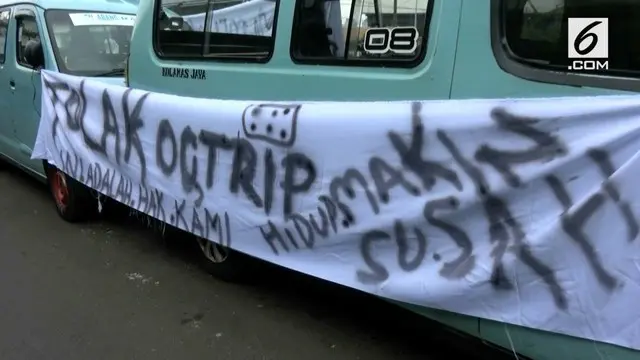 Sejumlah sopir angkot menolak program Ok Oce trip di Tanah Abang, Jakarta.
