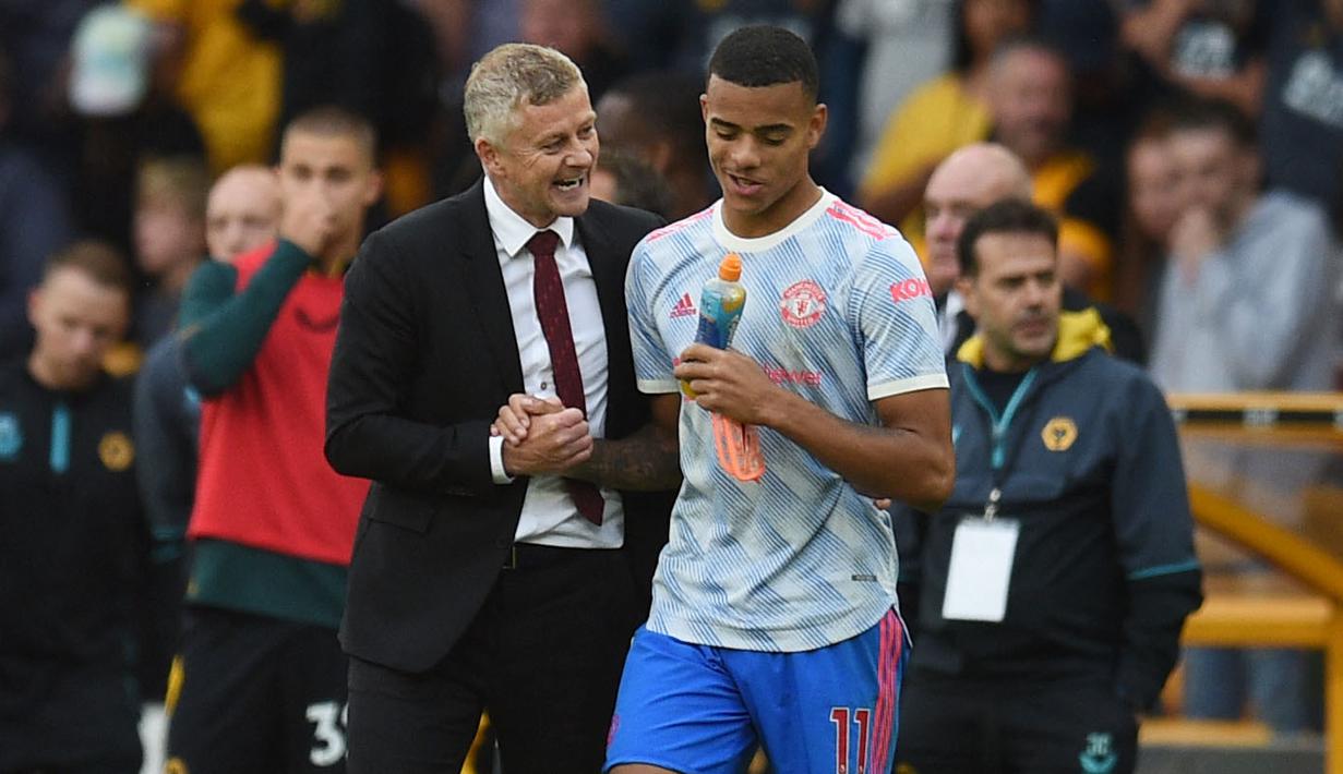 Pelatih Ole Gunnar Solskjaer juga berhasil memecahkan rekor mencapai laga ke-100nya bersama Manchester United. Solskjaer sukses mengoleksi 53 kemenangan, 28 hasil imbang dan 19 kekalahan, sehingga menempai urutan ketiga dengan raihan 187 poin. (Foto: AFP/Oli Scarff)