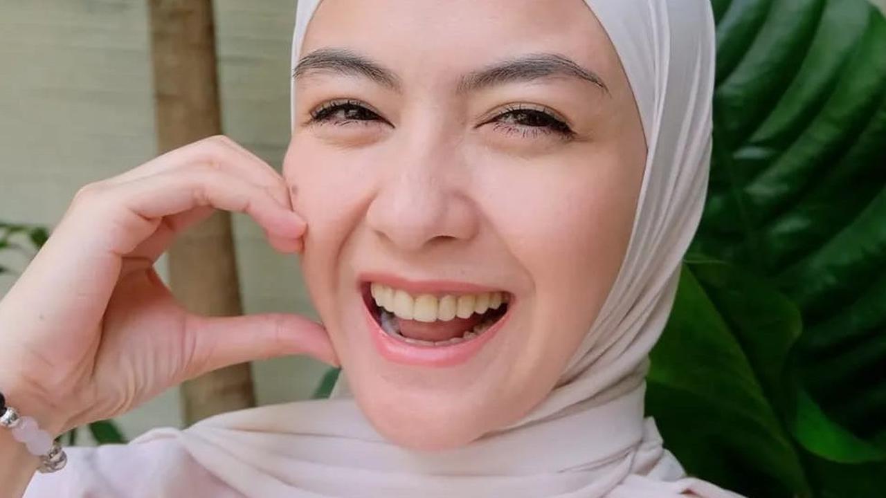 5 Potret Gemas Revalina S Temat Asik Foto Selfie Sambil Nunggu Buka Puasa, Cantik Natural Gak Habis-Habis