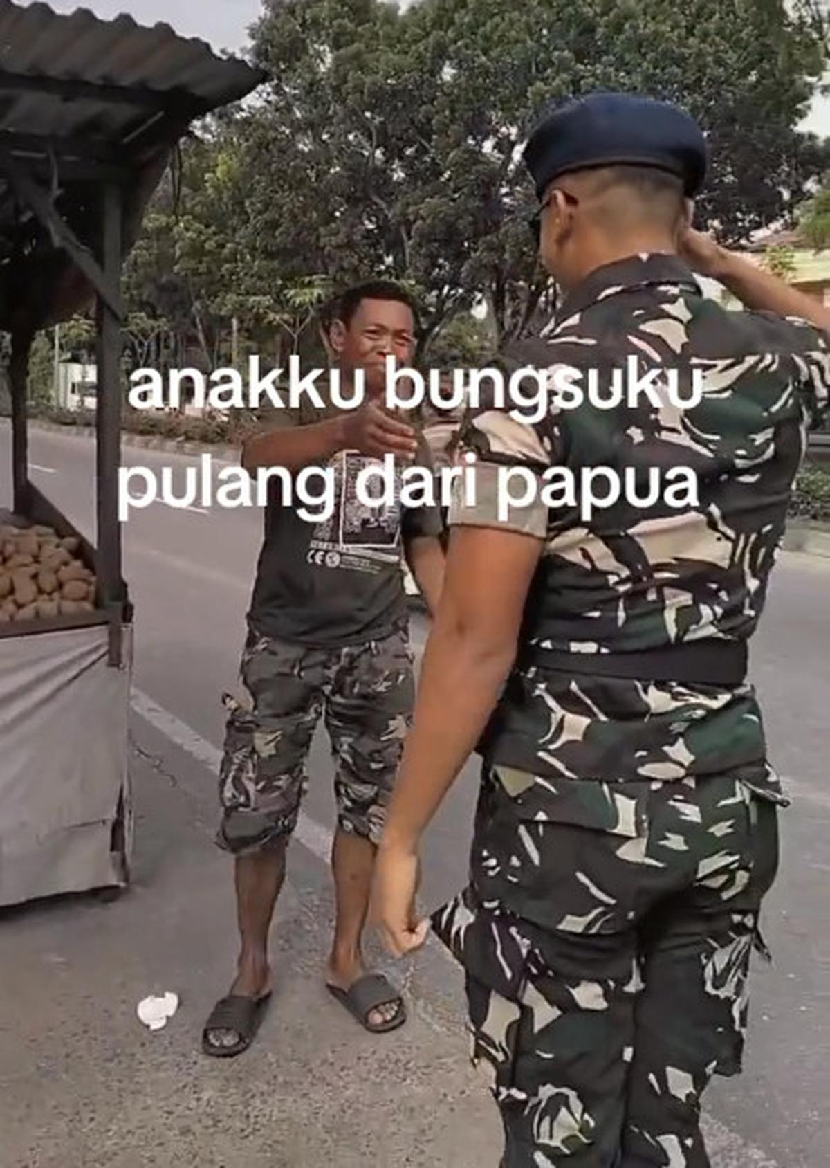 Lepas Kerinduan, Momen TNI Pulang Temui Ayahnya Ini Bikin Haru