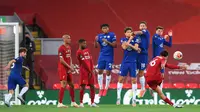 Bek Liverpool, Trent Alexander-Arnold, melakukan tendangan bebas ke arah gawang Chelsea pada laga lanjutan Premier League pekan ke-37 di Stadion Anfield, Kamis (23/7/2020) dini hari WIB. Liverpool menang 5-3 atas Chelsea. (AFP/Laurence Griffiths/pool)