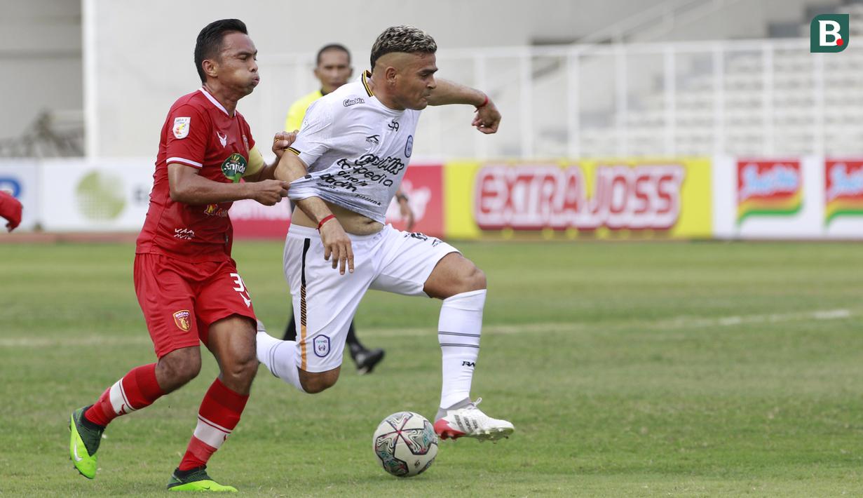 Striker Rans Cilegon FC. Cristian Gonzales, (kanan) berebut bola dengan pemain Badak Lampung, Dedy Irwandy, pada laga Liga 2 di Stadion Madya, Jakarta Selasa (23/11/2021). (Bola.com/M Iqbal Ichsan)