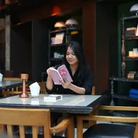 Membaca./Copyright Fimela/Adrian Putra