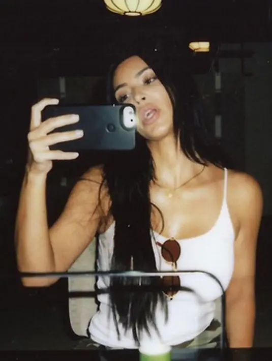 Untuk mendapatkan pelampung itu, siapapun yang menginginkannyaharus merogoh kocek sebesar Rp 1,3 Juta. Dengan harga yang sama, ada juga pelampung yang bertuliskan ‘LIT’ dan berwarna hitam. (Instagram/kimkardashian)