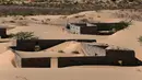 Pemandanan rumah-rumah terlantar di Desa Omani, Wadi al-Murr, Oman, 31 Desember 2020. Hanya atap dan tembok yang sedikit terlihat, menjadi saksi bagi mereka yang pernah tinggal di sini. (MOHAMMED MAHJOUB/AFP)