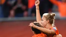 Striker Belanda, Vivianne Miedema (kanan) melakukan selebrasi bersama Danielle van de Donk usai mencetak gol ke gawang Inggris saat pertandingan semifinal UEFA Women’s Euro 2017di Stadion FC Twente, di Enschede (3/8). (AFP Photo/Daniel Mihailescu)