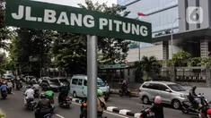 Pengendara melintas di Jalan Bang Pitung nama jalan baru yang mengganti Jalan Raya Kebayoran Lama di kawasan Rawa Belong, Jakarta, Senin (27/6/2022). Gubernur DKI Jakarta Anies Baswedan baru saja mengganti 22 nama jalan di Jakarta, salah satunya Jalan Raya Kebayoran Lama. (Liputan6.com/Johan Tallo)
