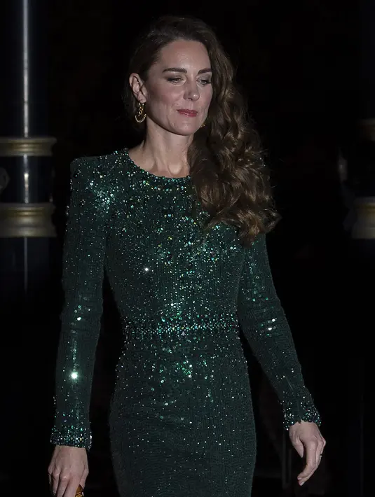 Kate Middleton, Duchess of Cambridge tiba menghadiri Royal Variety Performance di Royal Albert Hall, London, Kamis (18/11/2021). Kate mengenakan gaun hijau panjang Jenny Packham yang indah dan suaminya mengenakan tuksedo. (AFP/Justin Tallis)
