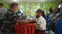 Vaksinasi anak yang digagas Akademi AL menyasar ratusan anak di Sidoarjo. (Dian Kurniawan/Liputan6.com)