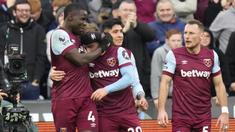 Manchester United kembali menelan pil pahit di Liga Inggris 2023/2024. Pada laga pekan ke-18 di markas West Ham United, Sabtu (23/12/2023) malam WIB, Setan Merah harus menyerah 0-2 lewat dua gol dari Jarrod Bowen dan Mohammed Kudus. Kekalahan kedelapan ini membuat posisi MU turun ke posisi ke-8 klasemen sementara dengan mengemas 28 poin, sementara The Hammers secara meyakinkan naik ke posisi ke-6 dengan raihan 30 poin. (AP Photo/Kirsty Wigglesworth)