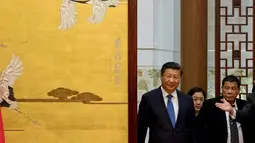 Presiden Tiongkok Xi Jinping mendampingi Presiden Filipina Rodrigo Duterte dalam upacara penandatanganan di Beijing, Tiongkok (20/10). China dan Filipina sepakat memperbaiki hubungan dan melanjutkan kerjasama dalam berbagai bidang. (Reuters/ Ng Han Guan)