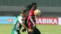 Pemain Persipura Jayapura, Bio Paulin (kanan) berebut bola dengan pemain PS TNI  pada laga Torabika SC 2016 di Stadion Pakansari, Bogor, Minggu (19/6/2016). (Bola.com/Nicklas Hanoatubun)