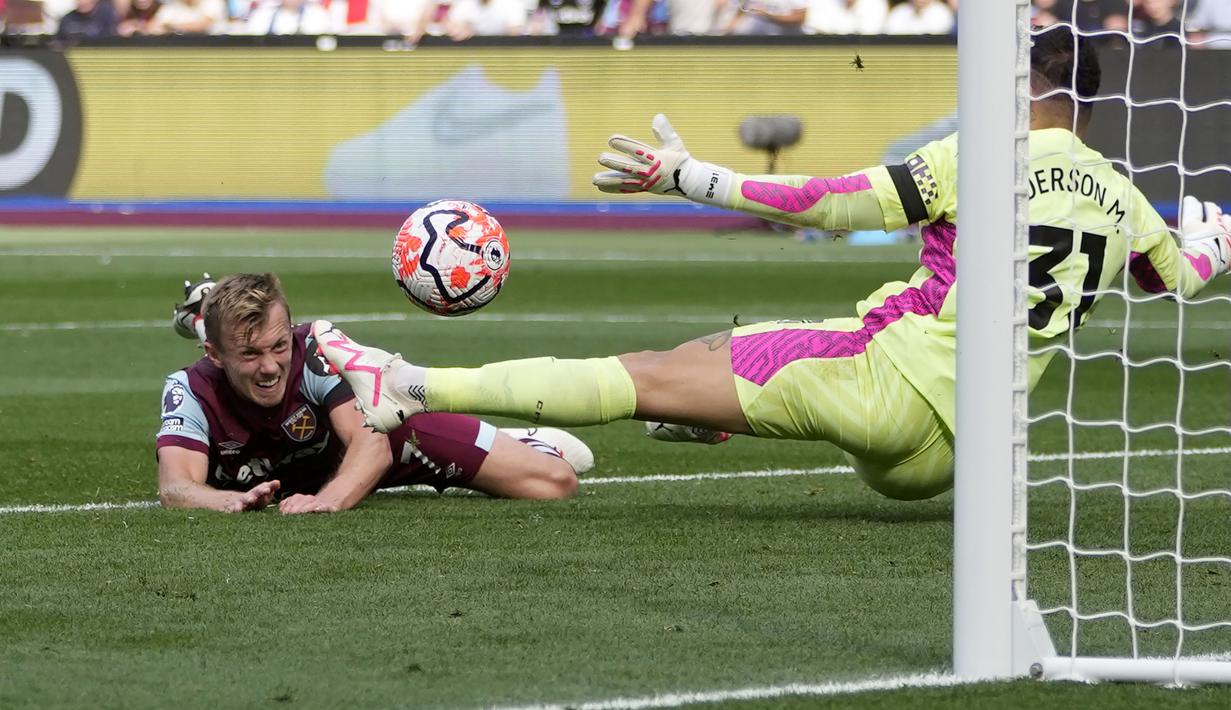 Gelandang West Ham United, James Ward-Prowse mencetak gol ke gawang Manchester City pada laga pekan kelima Premier League 2023/2024 di London Stadium, London, Sabtu (16/9/2023) malam WIB. (AP Photo/Kin Cheung)