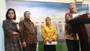Menko Perekonomian Darmin Nasution (kanan), Menkeu Sri Mulyani (kiri), Gubernur BI Perry Warjiyo (dua kiri, dan perwakilan OJK Nurhaida (dua kanan) saat meluncurkan Paket Kebijakan Ekomomi XVI di Jakarta, Jumat (16/11). (Liputan6.com/AnggaYuniar)