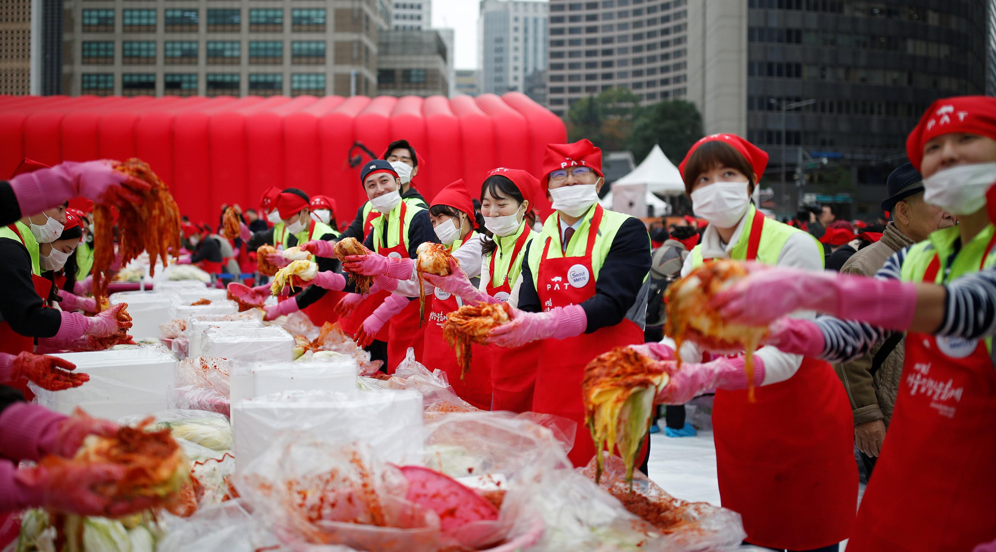 Peserta memperlihatkan sayuran yang digunakan untuk membuat Kimchi selama Festival Kimchi Seoul di pusat kota Seoul, Jumat (44/11). Kimchi merupakan makanan yang terbuat dari sawi putih atau lobak yang difermentasikan. (REUTERS / Kim Hong-Ji)