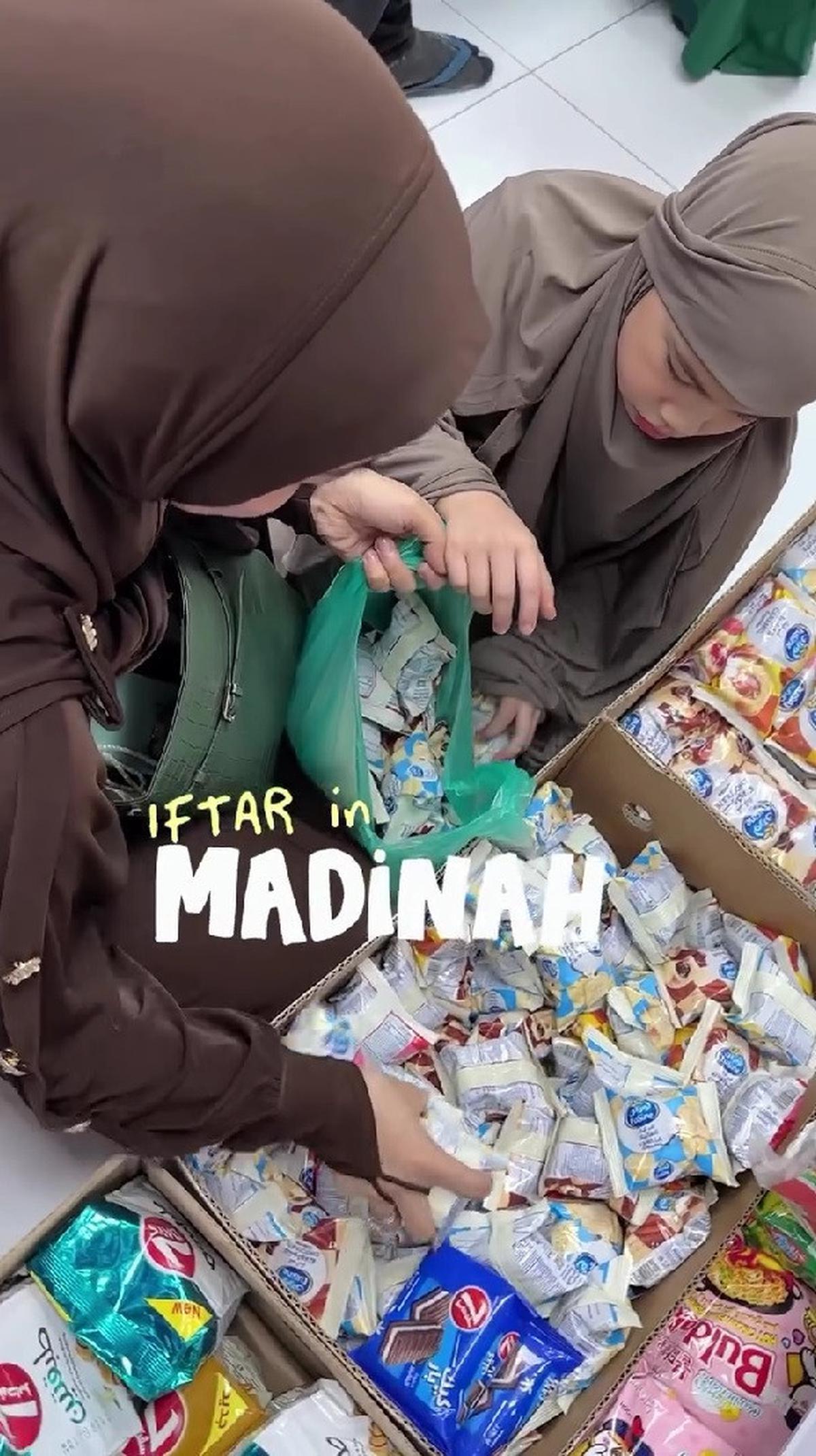 Momen Ririn Ekawati dan Rini Yulianti Bagi-Bagi Takjil Gratis di Masjid Nabawi saat Umrah