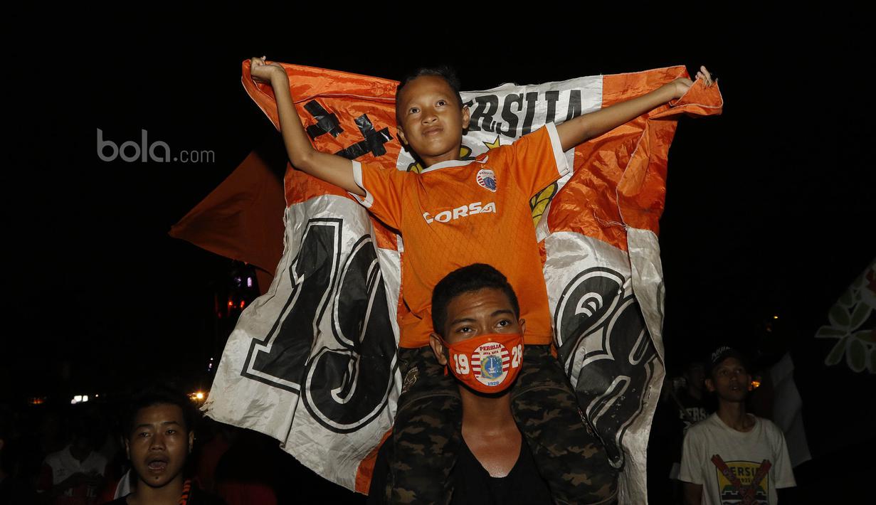 Para Jakmania saat nonton bareng laga Persib kontra Persija di Kalideres, Jakarta, Sabtu (22/7/2017). Dilarang datang ke GBLA membuat Jakmania menggelar nobar di beberapa titik ibu kota. (Bola.com/M Iqbal Ichsan)