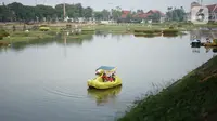 Wisatawan menaiki perahu bebek di obyek wisata Taman Mini Indonesia Indah (TMII), Jakarta, Minggu (21/6/2020). Setelah tidak beroperasi akibat pandemi, pengelola membuka kembali TMII dengan menerapkan protokol kesehatan pencegahan COVID-19 dan pembatasan pengunjung. (Liputan6.com/Immanuel Antonius)