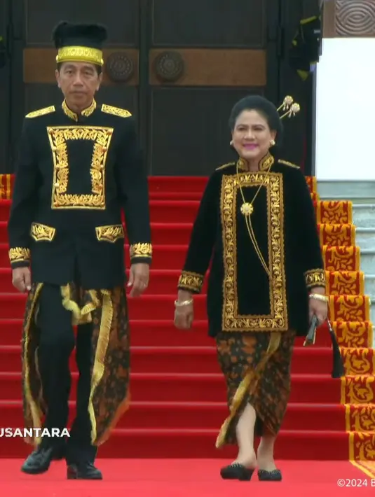 <p>Upacara Peringatan Detik-Detik Proklamasi untuk pertama kalinya diselenggarakan di Ibu Kota Nusantara (IKN). Di momen penting ini, Presiden Jokowi dan Ibu Negara tampil mengenakan baju adat Kutai. [Foto: YouTube Sekretariat Presiden]</p>