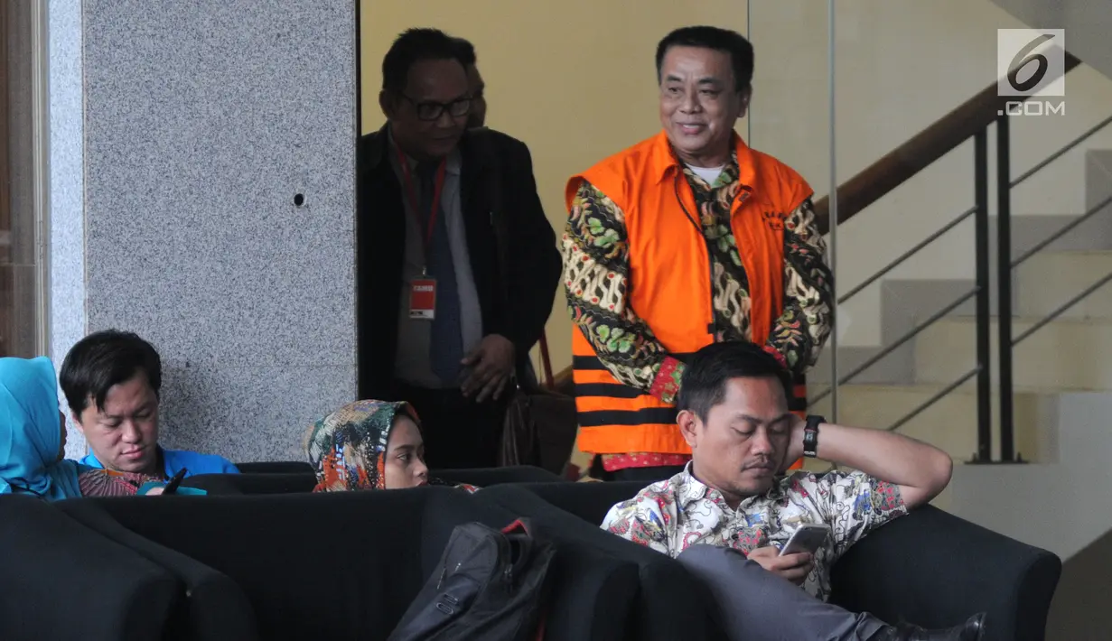 Mantan Sekretaris Dinas Pendidikan Kabupaten Klaten Sudirno (kanan) usai menjalani pemeriksaan penyidik di Gedung KPK, Jakarta, Jumat (28/6/2019). Sudirno diperiksa KPK sebagai tersangka terkait kasus dugaan jual beli jabatan di lingkungan Pemkab Klaten pada tahun 2016. (merdeka.com/Dwi Narwoko)
