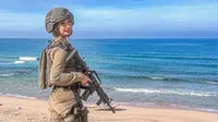 Model OnlyFans yang jadi tentara Israel,&nbsp;Natalia Fadeev, dirujak warganet karena janji foto pakai bikini di pantai Palestina setelah menang perang. (dok. X @tanyarlfes/https://twitter.com/tanyarlfes/status/1737680129428787640/photo/1