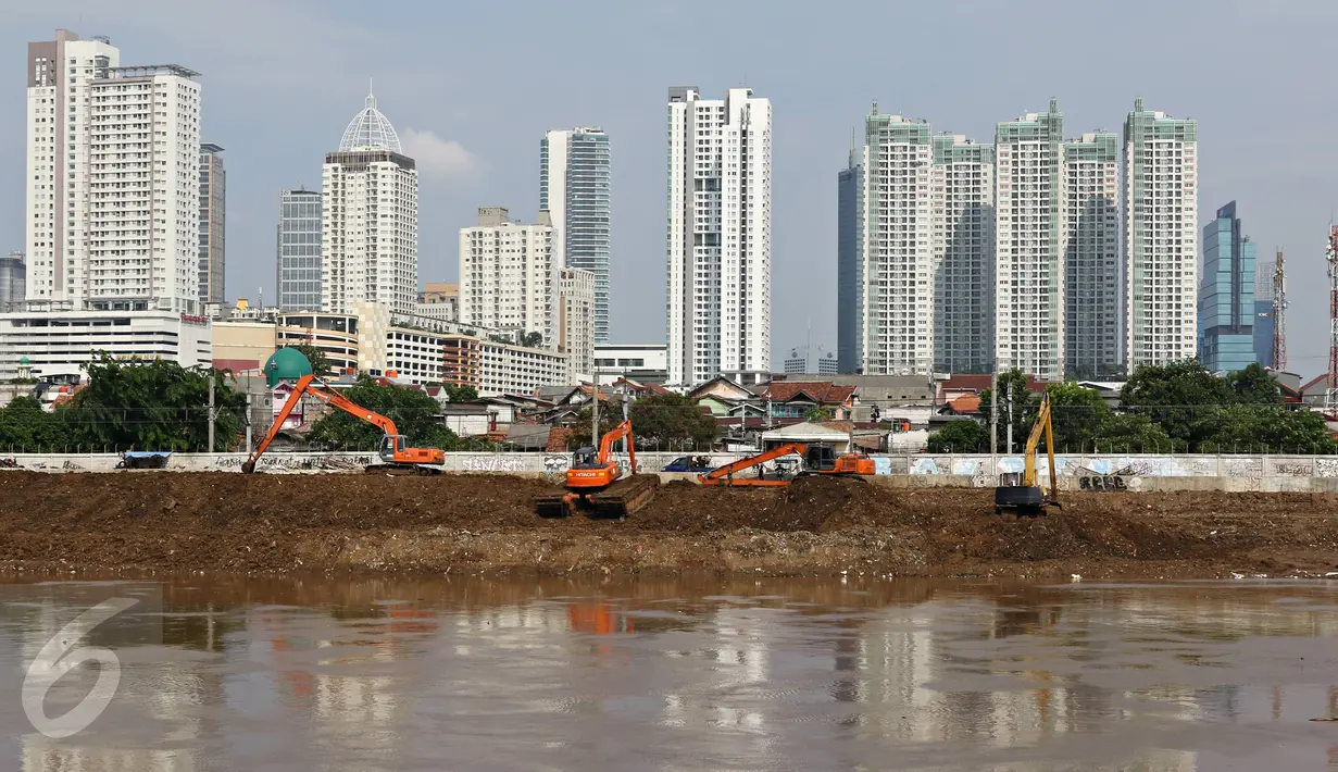 Sejumlah ekskavator digunakan untuk mengeruk lumpur di tepi Kanal Banjir Barat, Jakarta, Kamis (26/11/2015). Guna mengantisipasi terjadinya banjir saat musim penghujan, Pemprov DKI Jakarta melakukan pengerukan lumpur. (Liputan6.com/Immanuel Antonius)