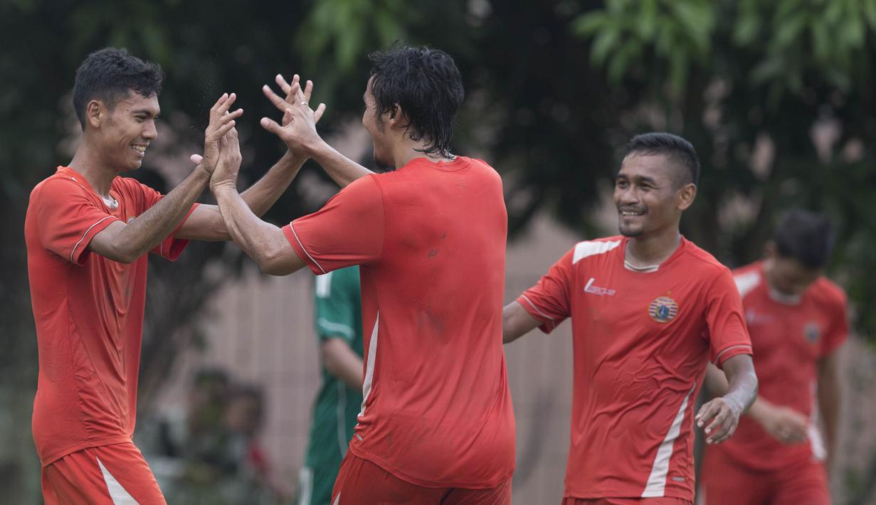 Para pemain Persija Jakarta merayakan gol yang dicetak oleh Ade Jantra ke gawang PS AD pada laga uji coba di Lapangan Villa 2000, Tangerang, Jumat (4/3/2016). (Bola.com/Vitalis Yogi Trisna)