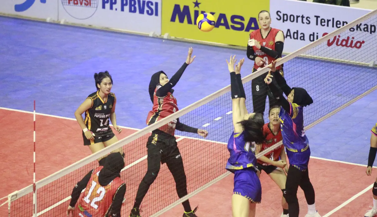 Pemain Jakarta Popsivo Polwan, Arsela Nuari Purnama (kiri) berusaha menyeberangkan bola yang coba diblok dua pemain Jakarta Livin' Mandiri, Liu Yan Han (tengah) dan Putri Lestari pada laga seri ketiga putaran pertama PLN Mobile Proliga 2024 di GOR PSCC, Palembang, Sumatera Selatan, Sabtu (11/5/2024). Jakarta Popsivo Polwan menang 3-0 (25-19, 25-21, 25-21). (Dok. PBVSI)