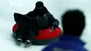 Seorang wanita bercadar berseluncur di atas salju di wahana Snow City di Mall Al Othaim, Riyadh, Arab Saudi, (26/7). Warga Riyadh dapat menikmati asyiknya bermain di salju buatan. (REUTERS/Faisal Al Nasser)