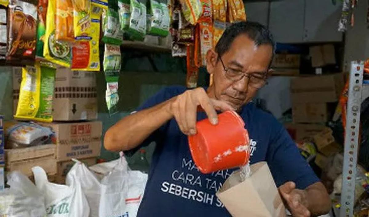 "Nama kelontong memang berasal dari penyebutan para warga pribumi kampung pada para pedagang keliling China. Para pedagang itu selalu berteriak-teriak dalam menawarkan dagangannya dan mendengar teriakannya itu maka orang-orang kampung pun datang dan menge