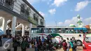 Calon pemudik saat menunggu di samping bus antar provinsi di Terminal Rawamangun, Jakarta, Rabu (15/7/2015). Para pemudik ini berangkat ke berbagai kota di Jawa Tengah, Jawa Timur, hingga Sumatera. (Liputan6.com/Faizal Fanani)