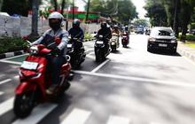 Mengemudikan sepeda motor di waktu padat, sebaiknya tidak sembarangan menyalip kendaraan lain