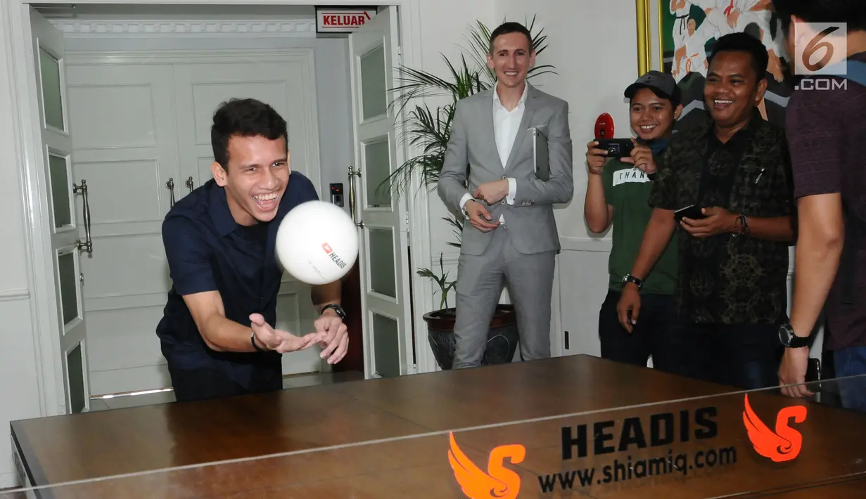 Egy Maulana Vikri menjajal permainan headis usai bertemu Menpora Imam Nahrawi di gedung Kemenpora, Jakarta, Jumat (5/1). Olahraga headis perpaduan tenis meja dengan sepak bola yang cara permainannya dengan cara disundul. (Liputan6.com/Helmi Fithriansyah)
