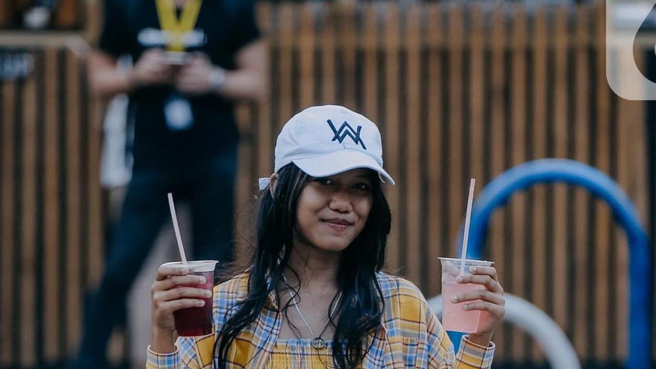 Celana Boot Cut yang Terkesan Lebih Tinggi dan Ramping