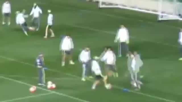 Pepe nyaris mencederai Cristiano Ronaldo saat sesi latihan Real Madrid jelang ICC 2015 di Australia.