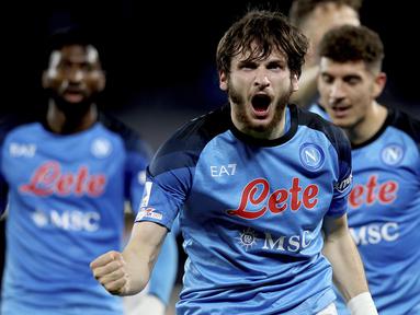 Setelah sempat kalah di Liga Italia 2022/2023 pada pekan sebelumnya, Napoli langsung kembali ke jalur kemenangan pada pekan ke-26 dengan melibas salah satu tim papan atas, Atalanta dengan kemenangan 2-0 di Diego Armando Maradona Stadium, Naples, Minggu (12/3/2023) dini hari WIB. Dua gol kemenangan Il Pertenopei dicetak masing-masing oleh Khvicha Kvaratskhelia (60') dan Amir Rrahmani (77'). Dengan hasil ini Napoli kembali menciptakan jarak 18 poin dengan penghuni peringkat kedua Inter Milan yang justru menelan kekalahan di pekan ini. (LaPresse via AP Photo/Alessandro Garofalo)