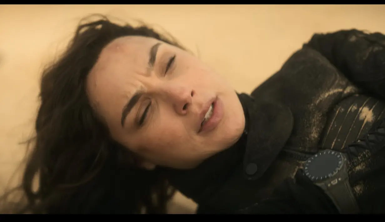 Sama seperti versi mekanis Big Bang, mahkota putarnya memiliki pendorong terintegrasi, yang digunakan untuk mengaktifkan kontrol modul elektroniknya. Bagaimana menurutmu gaya tomboy Gal Gadot dengan jam tangan mewah pilihannya? [Foto: Document/Hublot]