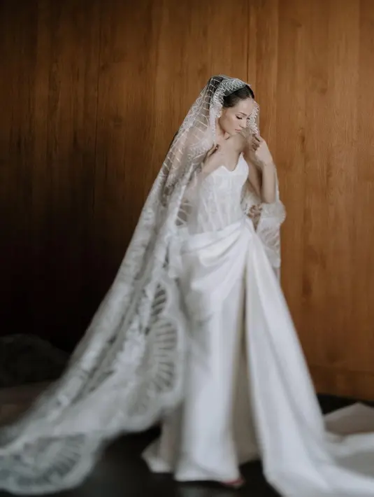 Flashback ke pernikahan Enzy Storia dan Molen Kasetra. Artis berparas bule super ayu ini memang tak pernah bosan untuk dilihat, terutama ketika ia mengenakan gaun pengantin di hari pernikahannya. Di foto ini, Enzy tampil sangat cantik mengenakan gaun pengantin putih rancangan Monica Ivena. [Foto: Instagram/enzystoria]