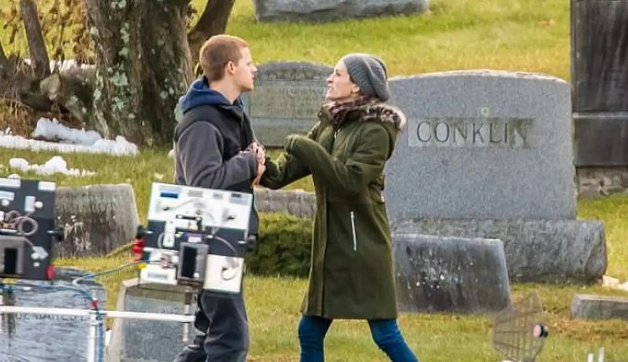 Tak lama, Julia terlihat membawa Lucas ke area pemakaman dan kemudian terus beradu argumen. (GC Images/Aceshowbiz)