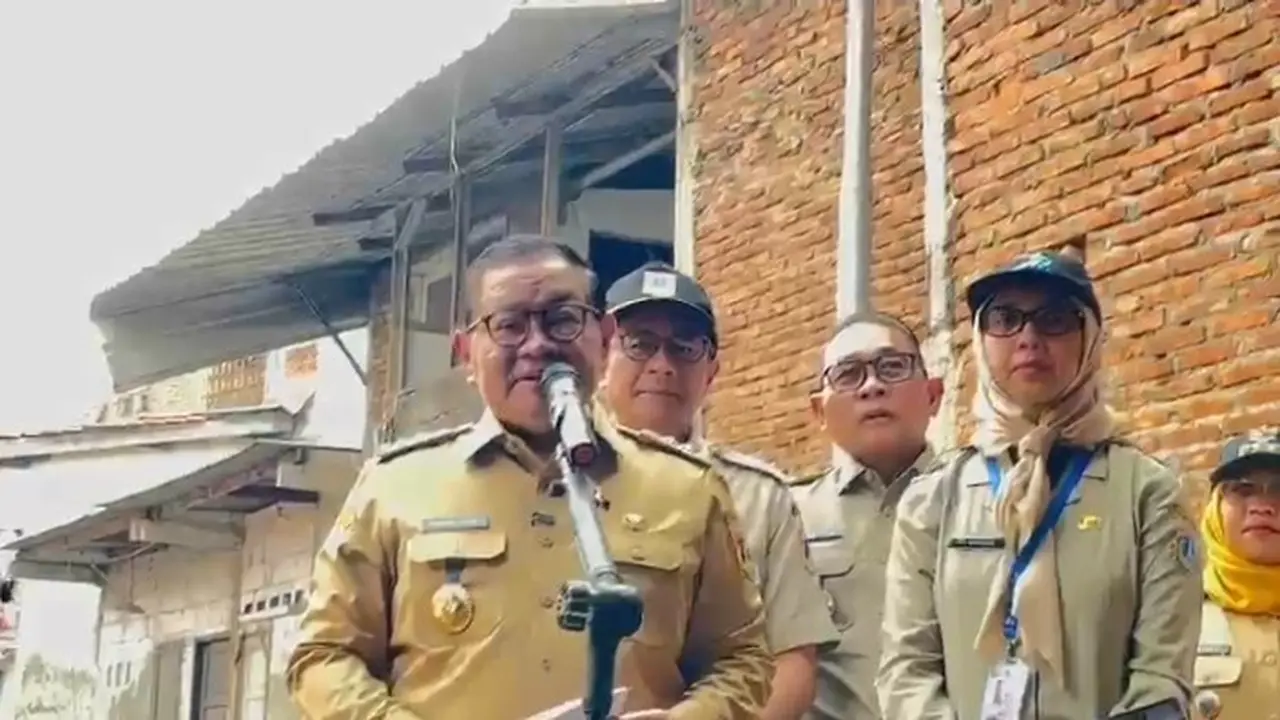 Gubernur DKI Jakarta Pramono Anung saat meninjau Anak Kali Krukut.