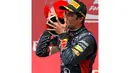 Pembalap Red Bull Formula Satu, Daniel Ricciardo mencium trofi perdananya di ajang Formula Satu di Sirkuit Gilles Villeneuve, Montreal, (8/6/2014). (REUTERS/Mathieu Belanger)