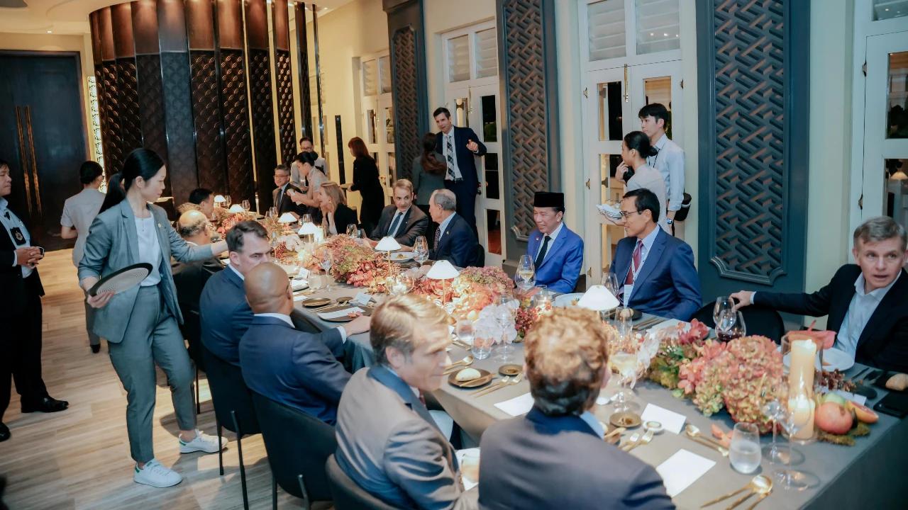 Momen Akrab Jokowi dengan Pendiri Bloomberg, Semringah di Acara Makan Malam New Economy Forum Singapura